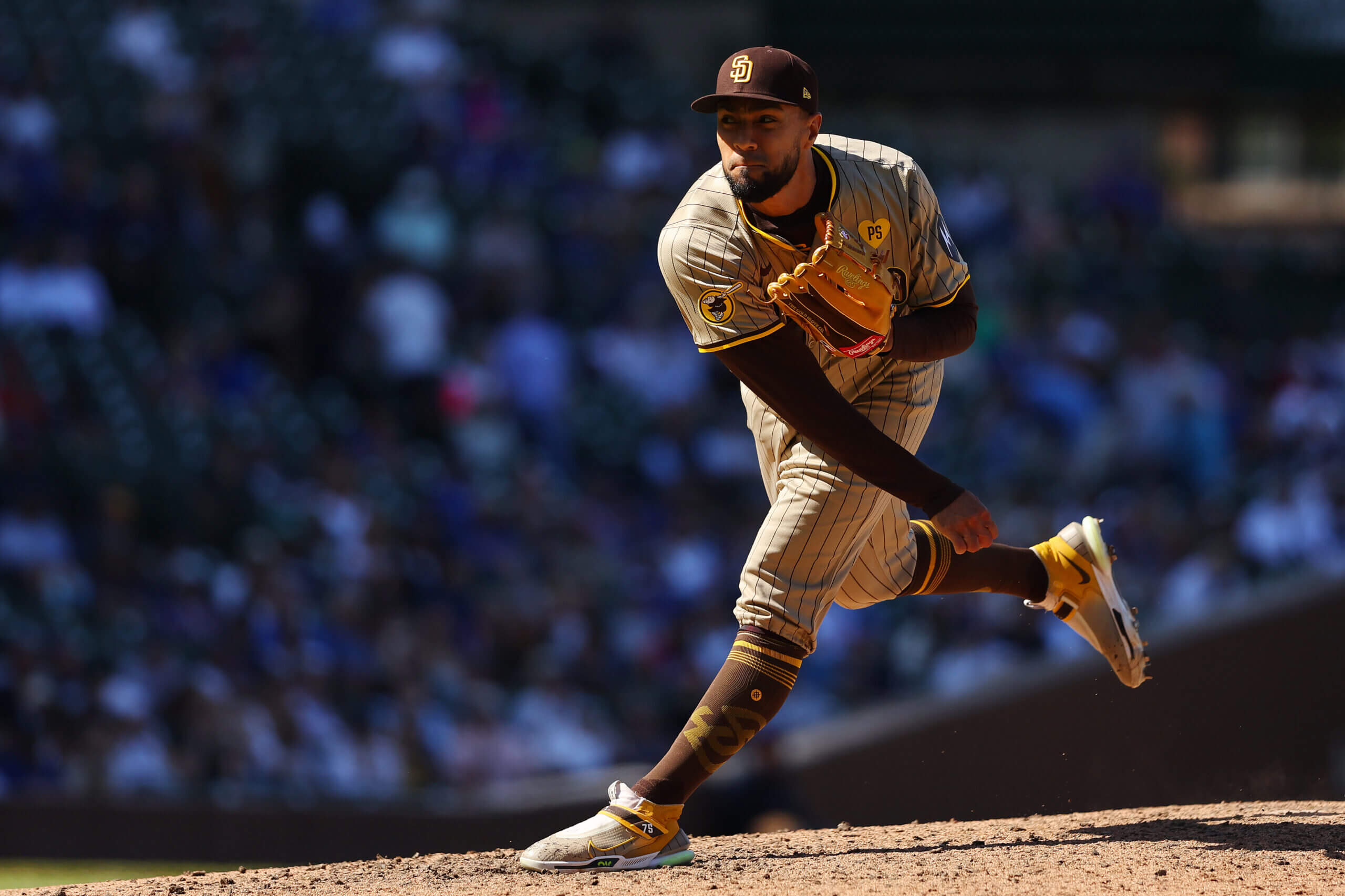 Why Padres’ Robert Suarez is spamming fastballs — and why hitters still can’t hit them